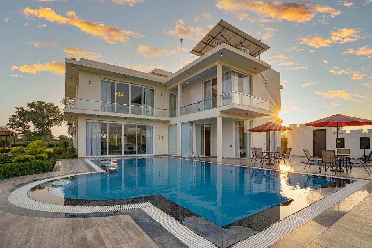 Stayvista At Le Blanc Escape W Outdoor Pool Sohna Екстер'єр фото