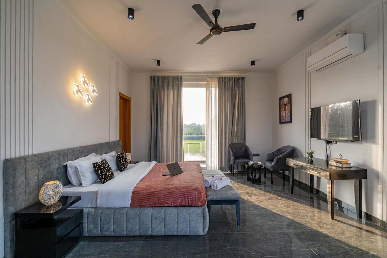 Stayvista At Le Blanc Escape W Outdoor Pool Sohna Екстер'єр фото